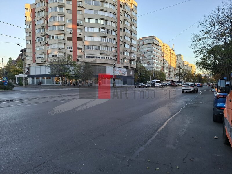 Piata 1 Mai, urgent, vizibilitate, trafic pietonal si auto, negociabil